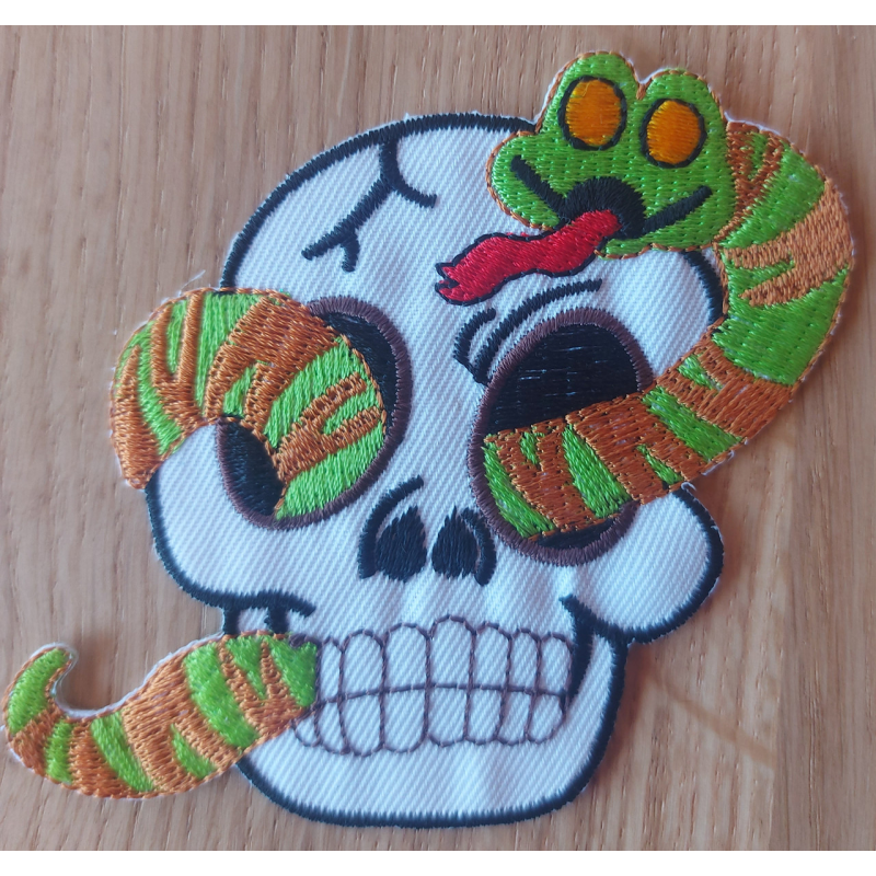Аплікація для одягу. Череп зі змійкою.