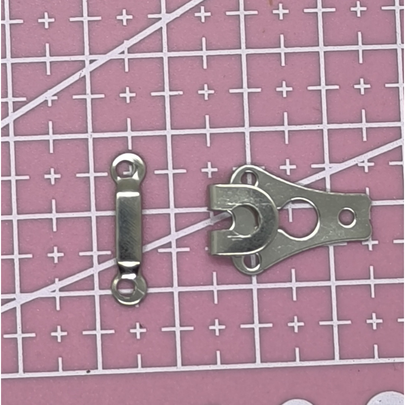 Гачок для одягу серибристий 20 мм