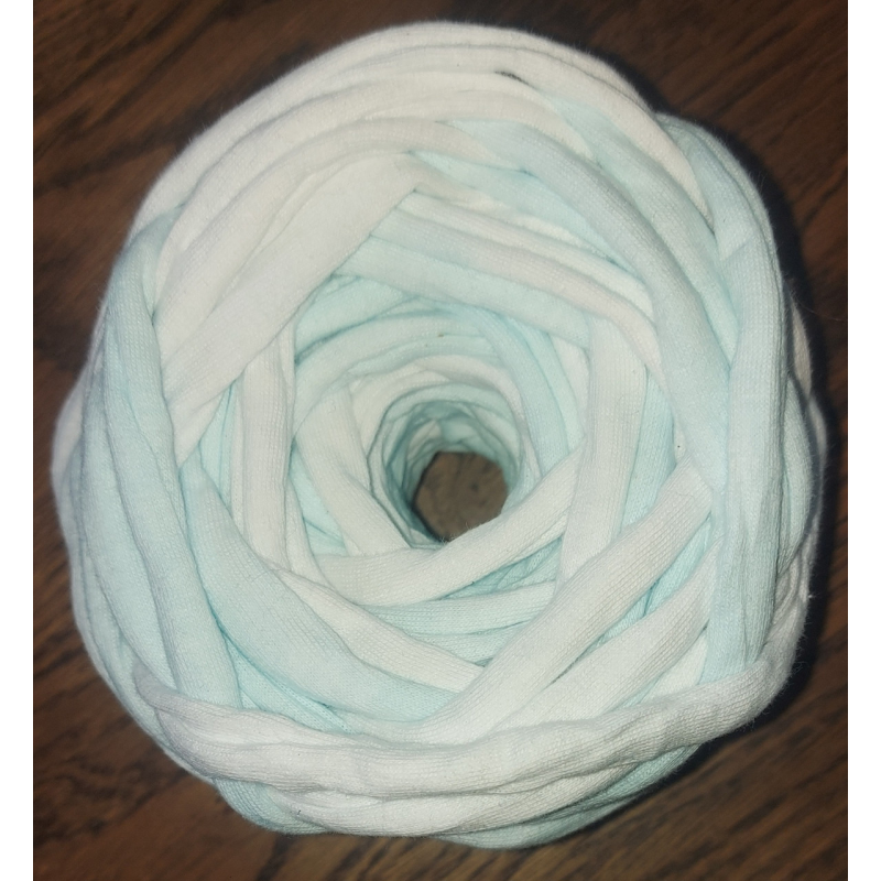 Трикотажна пряжа. Колір: біло-блакитний