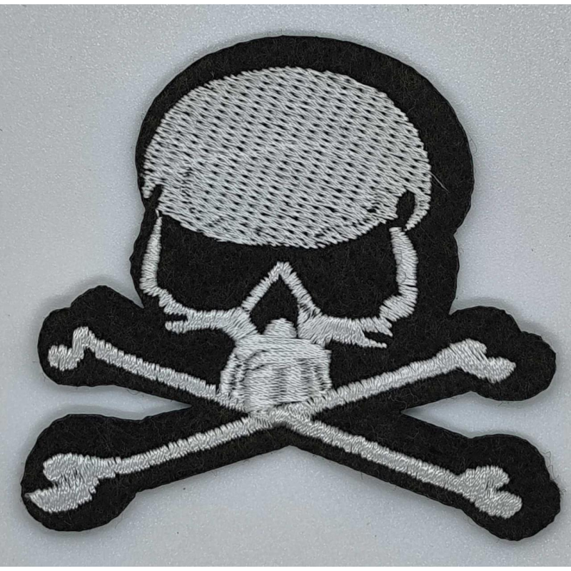 Аплікація для одягу. Череп с костями