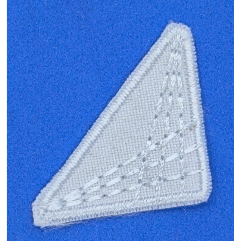 Аплікація для одягу біла, трикутник, маленька. Аплікація для одягу біла, трикутник, маленька.