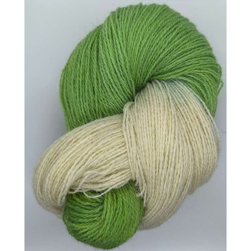 Пряжа Северня зелено-біла. (Домашнє фарбування)