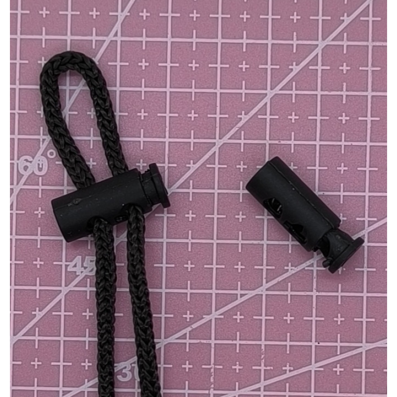 Затискач, фіксатор для шнурка.