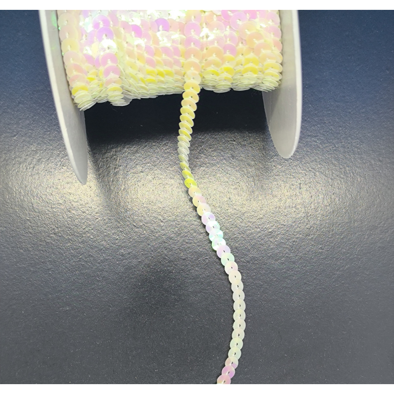 Паєтки на нитці круглі 6 мм, молочні. Паєтки на нитці круглі 6 мм, молочні.