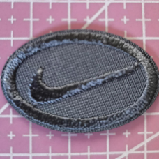 Аплікація для одягу спортивна сіра знак Nike, маленька.