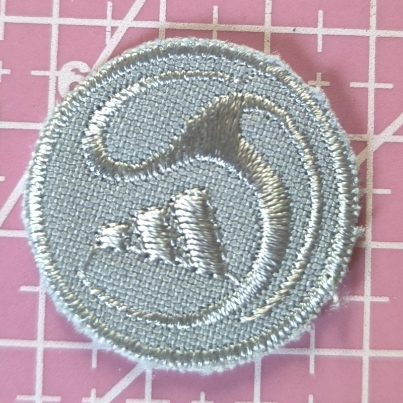 Аплікація для одягу спортивна кругла, світло-сіра. Adidas.