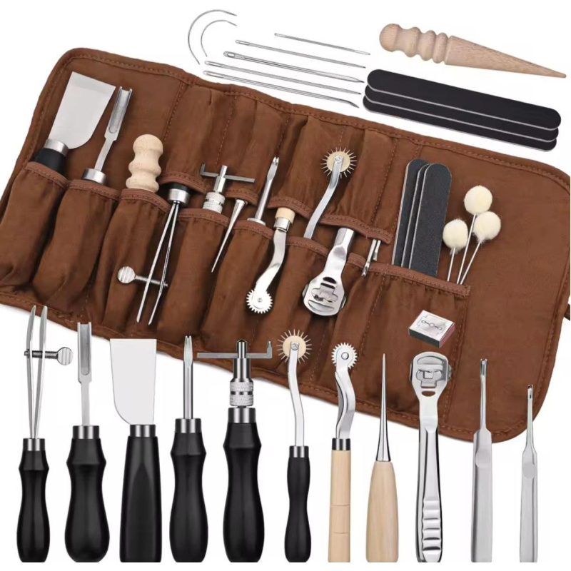 Набір для шкіряної справи в чохлі.