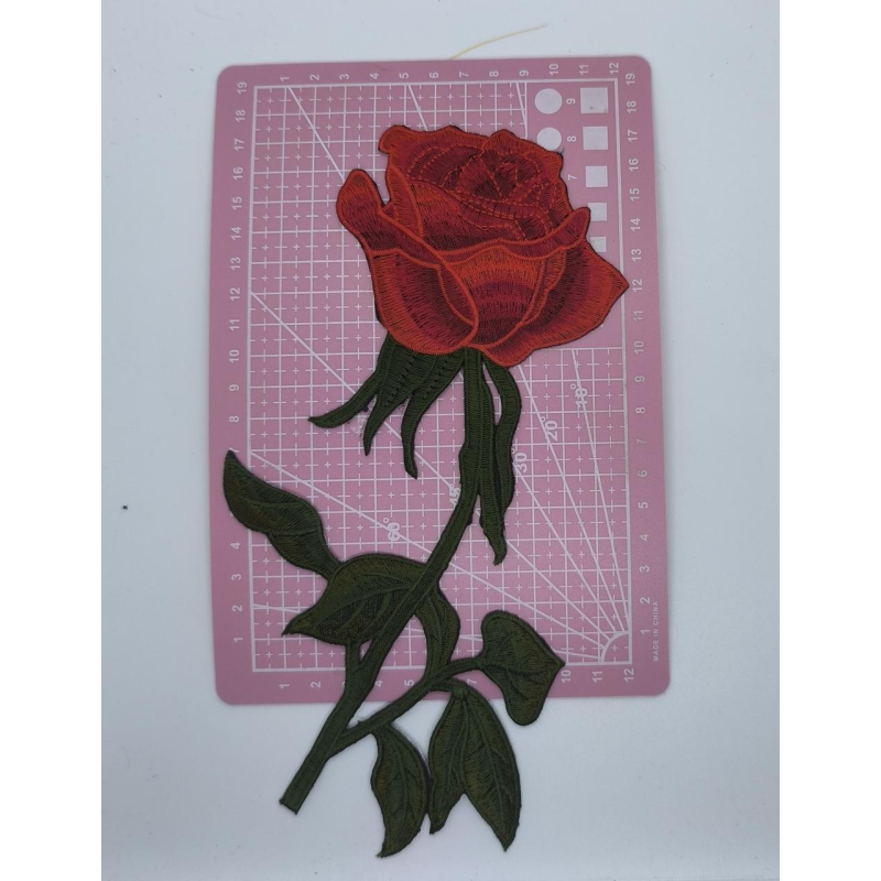 Аплікація для одягу. Червона троянда