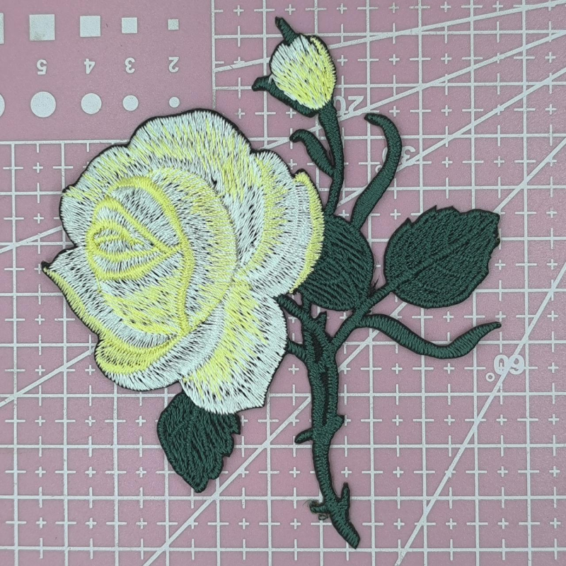 Аплікація для одягу. Жовто-біла троянда